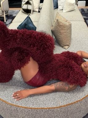 🆕 BOUTIQUE Plush Faux Fur Burgundy Over the knee boots - fits true to size